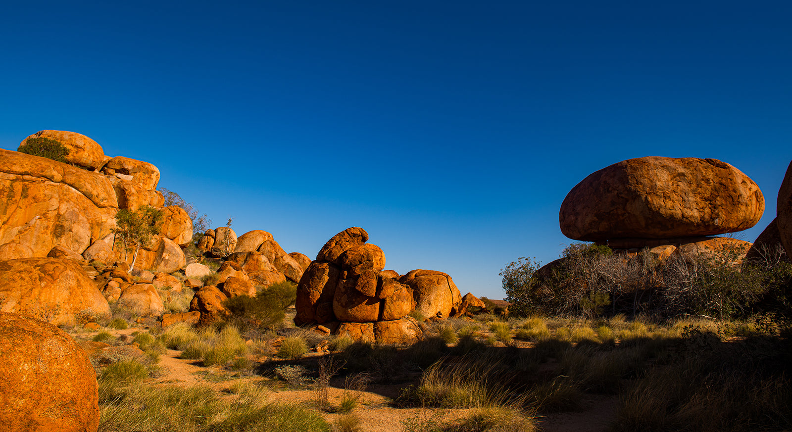 1346 Karlu Karlu / Devils Marbles. NT