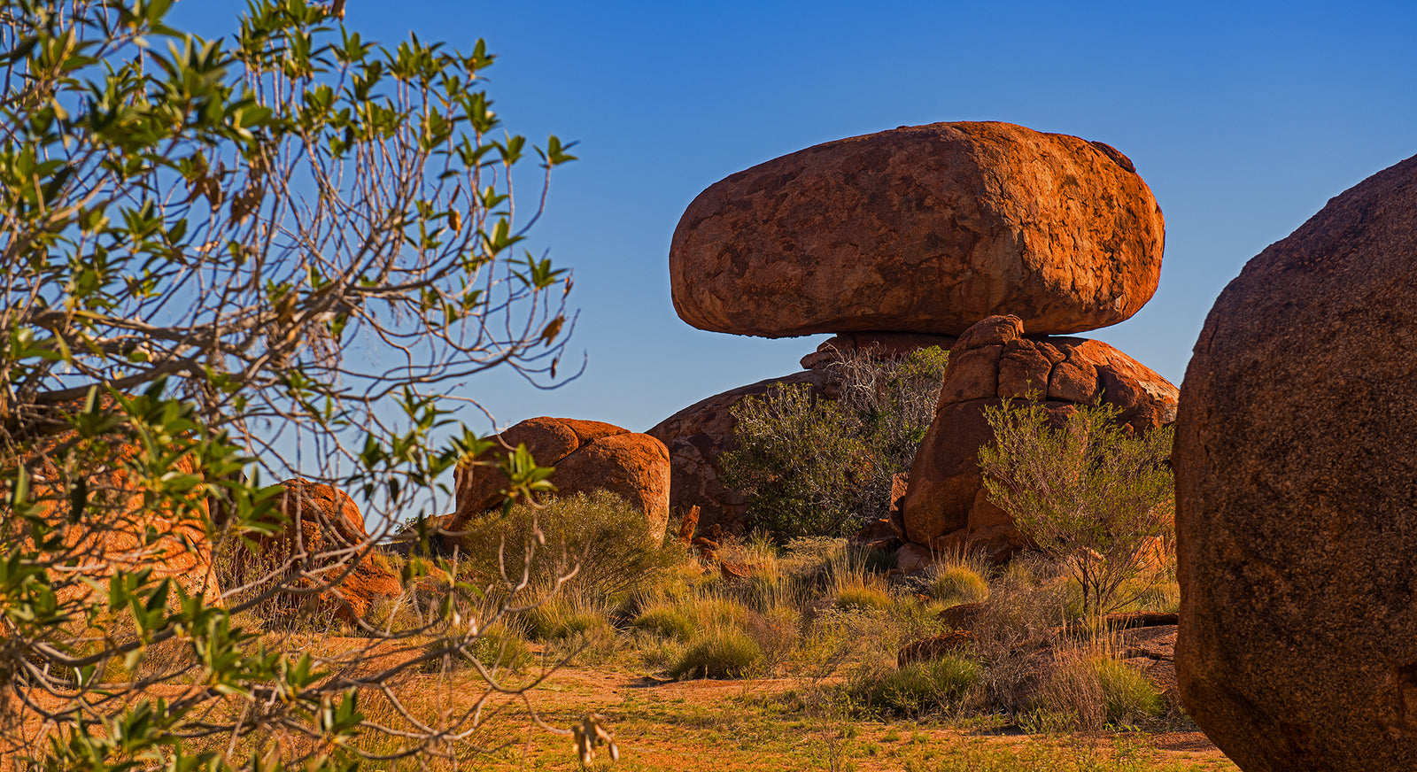1348 Karlu Karlu / Devils Marbles. NT
